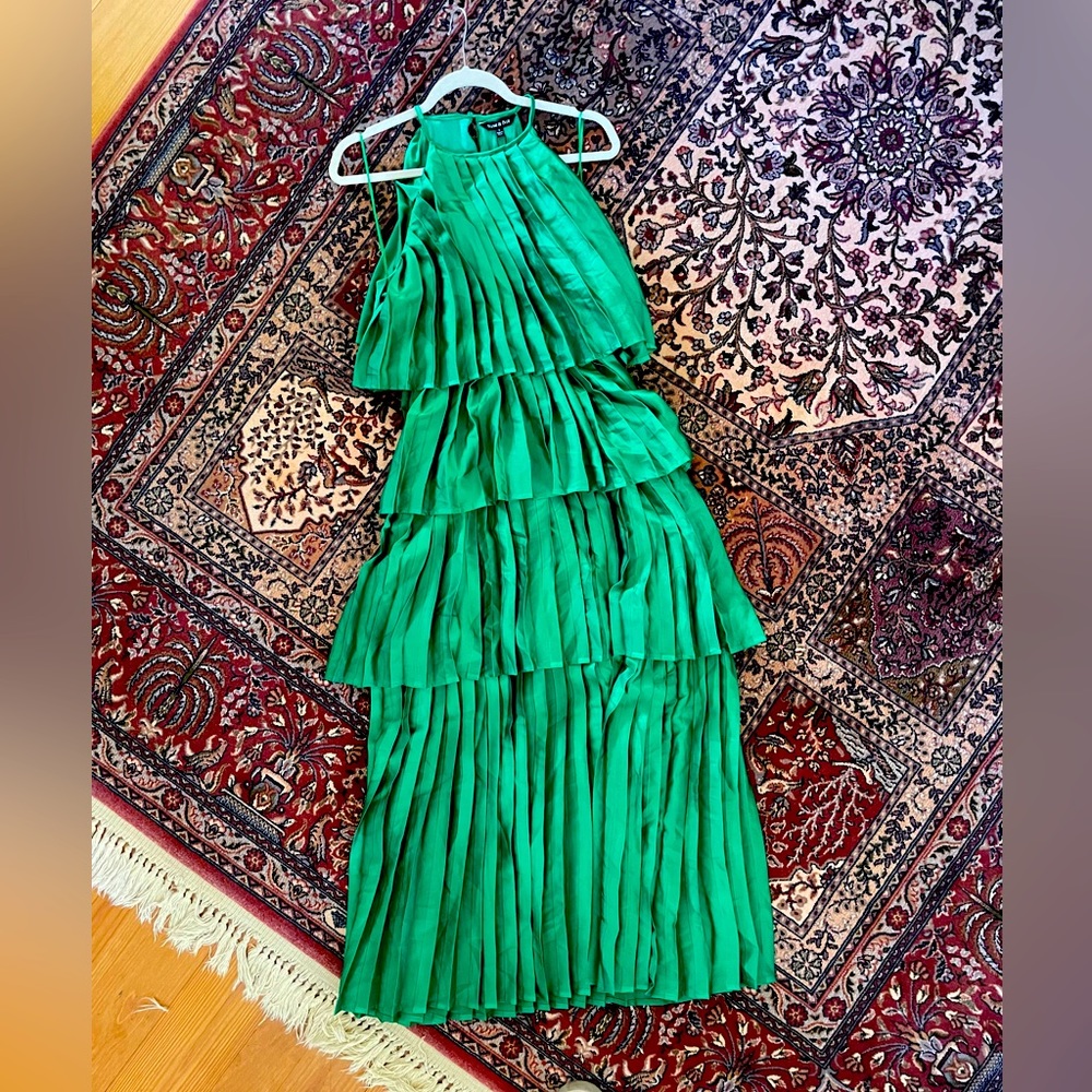 Kelly green pleated maxi ☘️